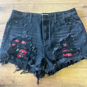 DEX WOMEN DENIM SHORTS WITH FLORAL PATCHES ON FRONT POCKETS DESTROYED IN SIZE 28